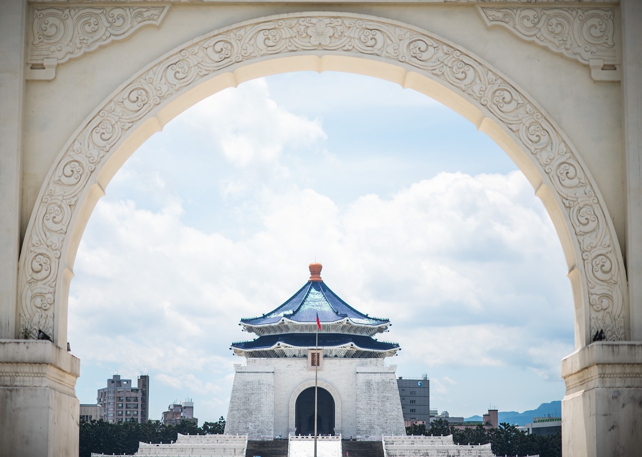 岳阳楼旅游，这座闻名遐迩的历史文化名楼位于湖南省岳阳市。自古以来，岳阳楼就是中国历史文化名城岳阳的标志性建筑之一，也是古代文人墨客常常聚集的地方。